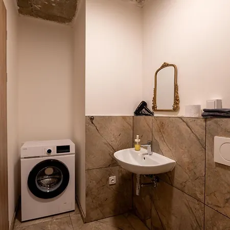 Brand New #36 Close To Center With Free Parking *