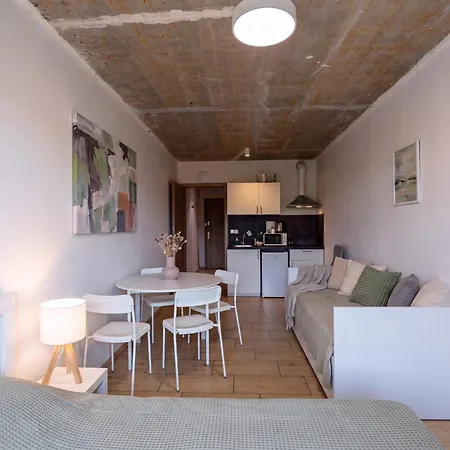 Brand New #36 Close To Center With Free Parking *